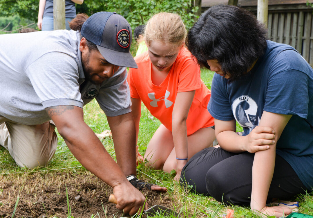 children digging archaeology