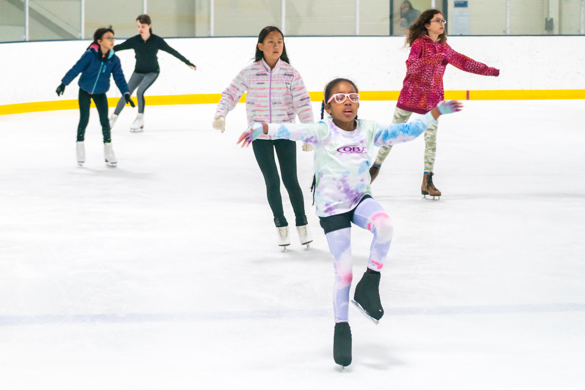 kids learning to skate on 1 foot 