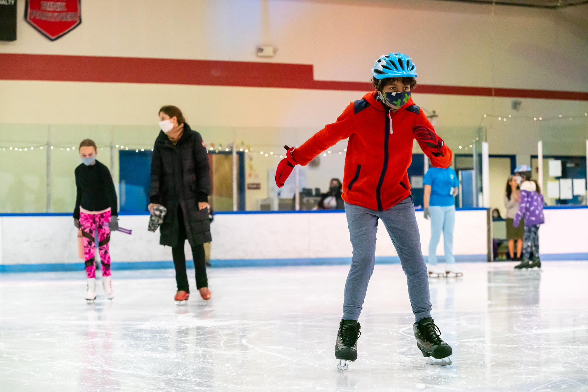 instructor and kids learning to skate at wheaton ice