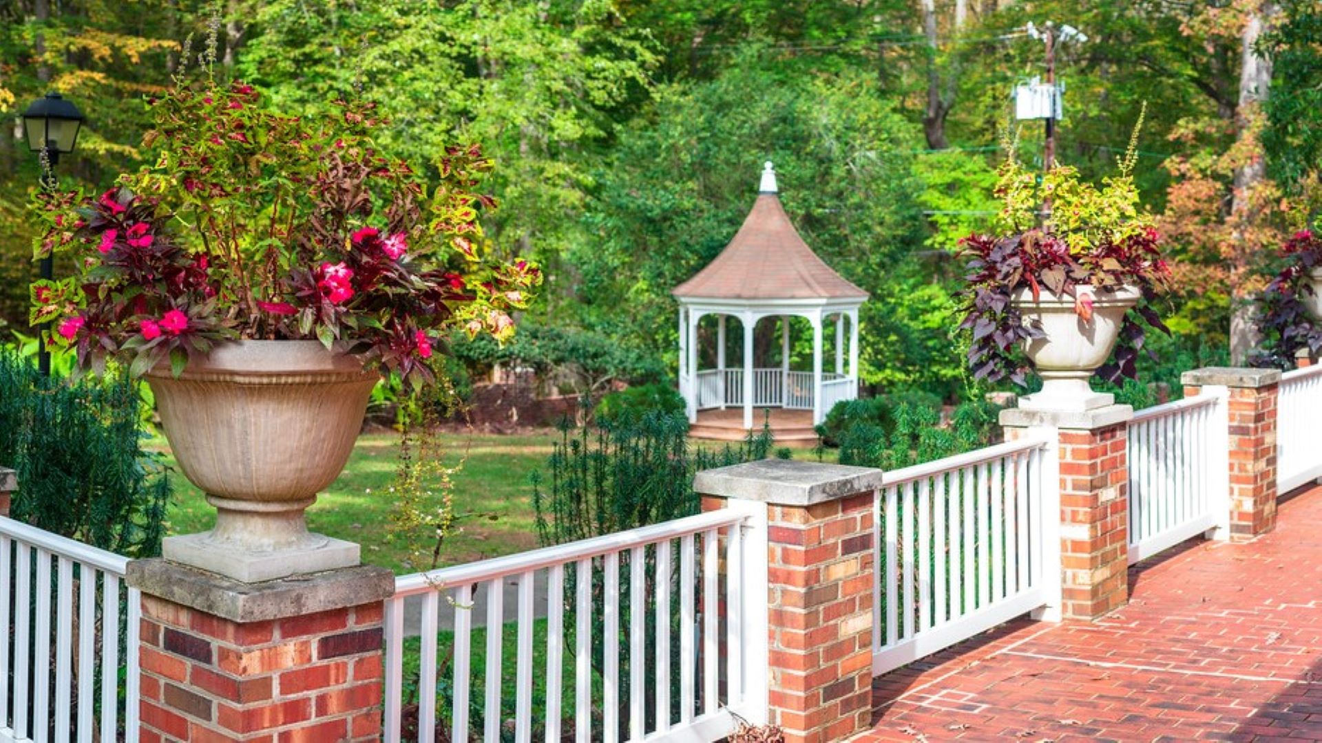 A gazebo and fall flowers at Rockwood Mano