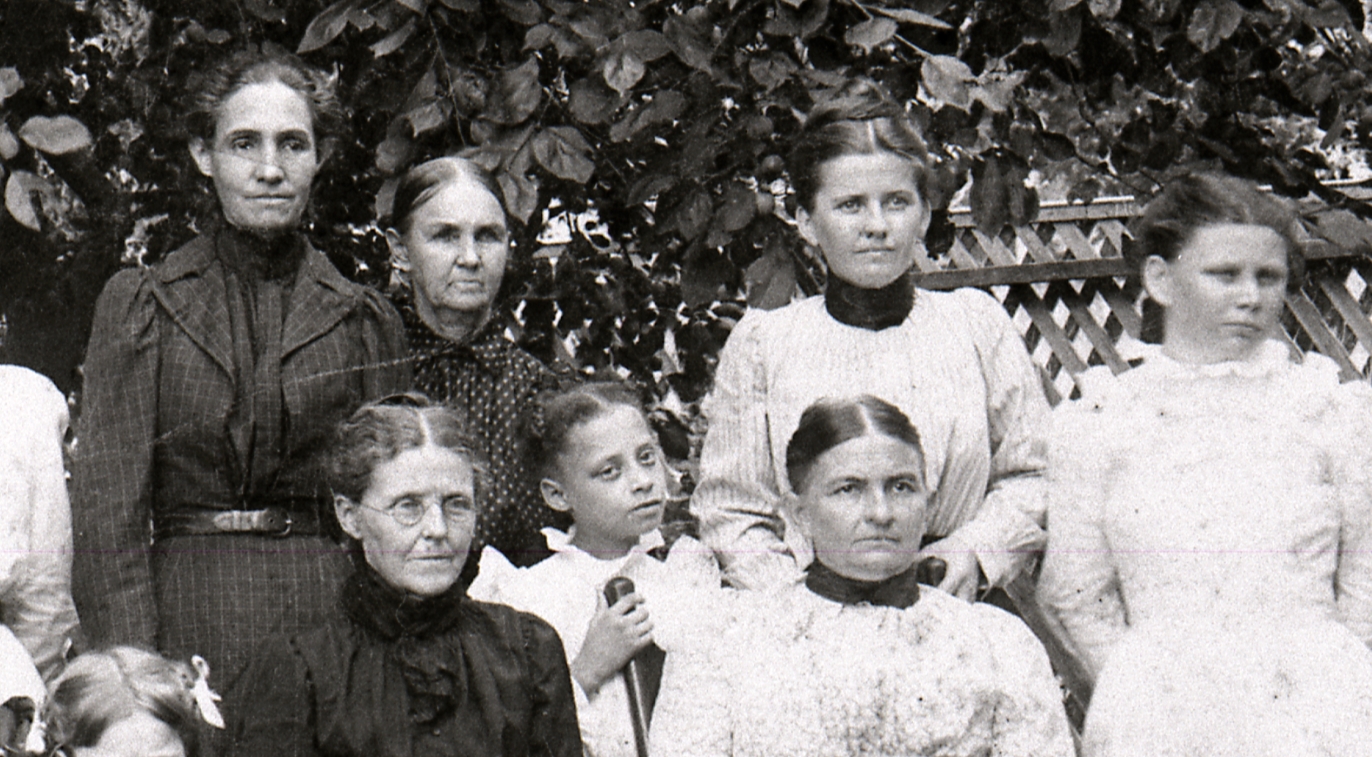 Black and white photo of women and girls in the Washington Women's Commonwealth