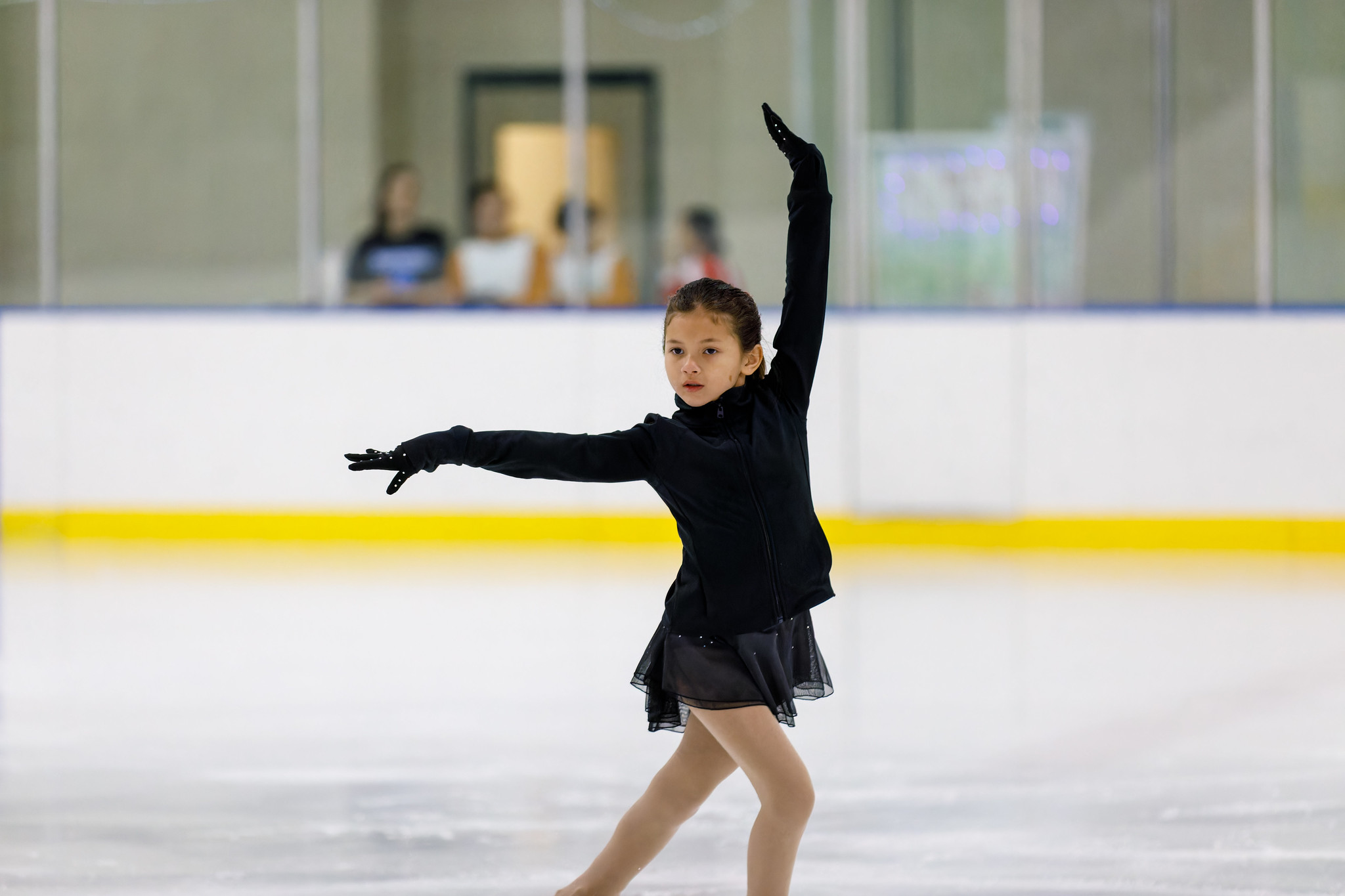 cabin john ice show child holding pose on the ice